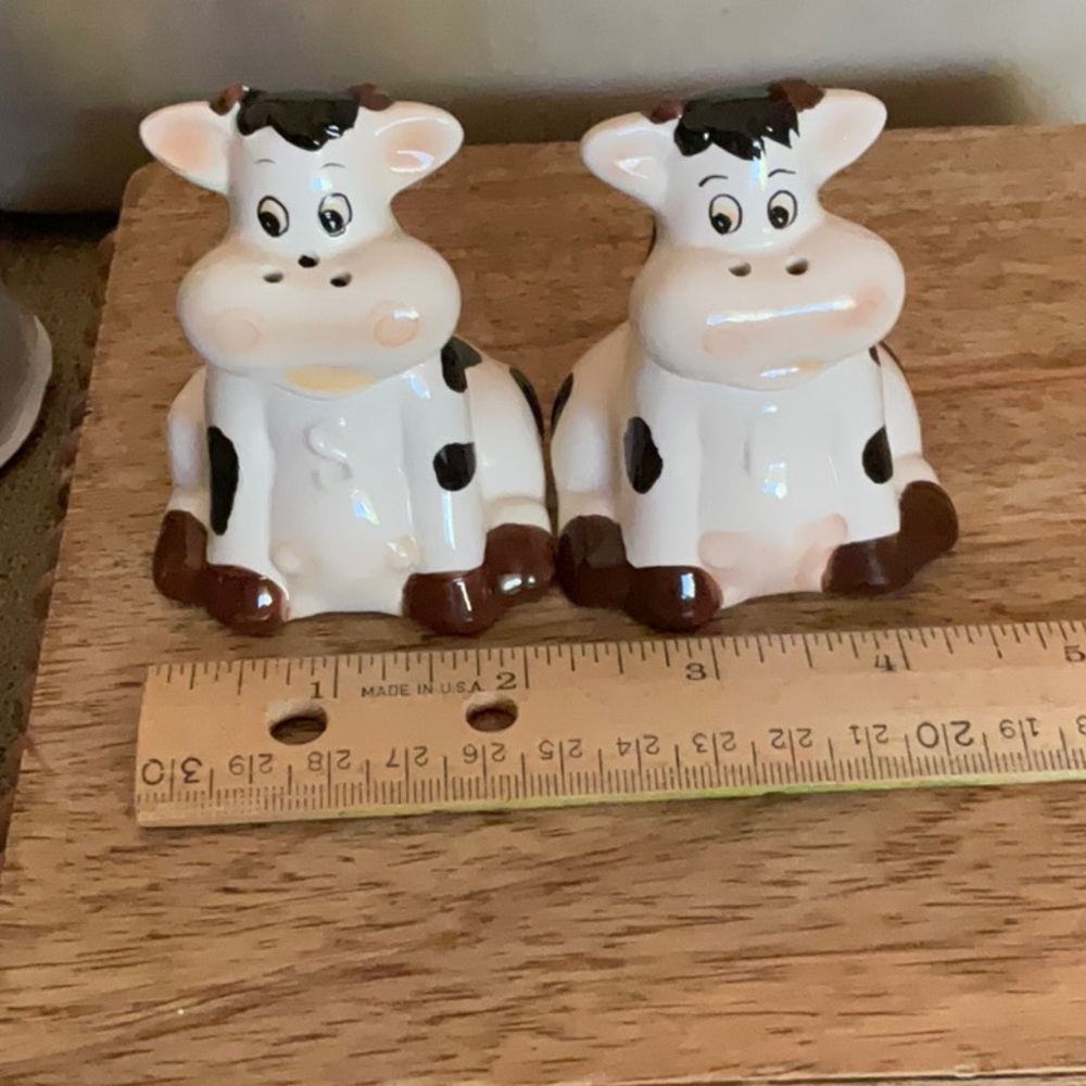 Adorable Cows Salt & Pepper shakers. Whimsical, cute, 2.5”, Country Farmhouse - Picture 5 of 5